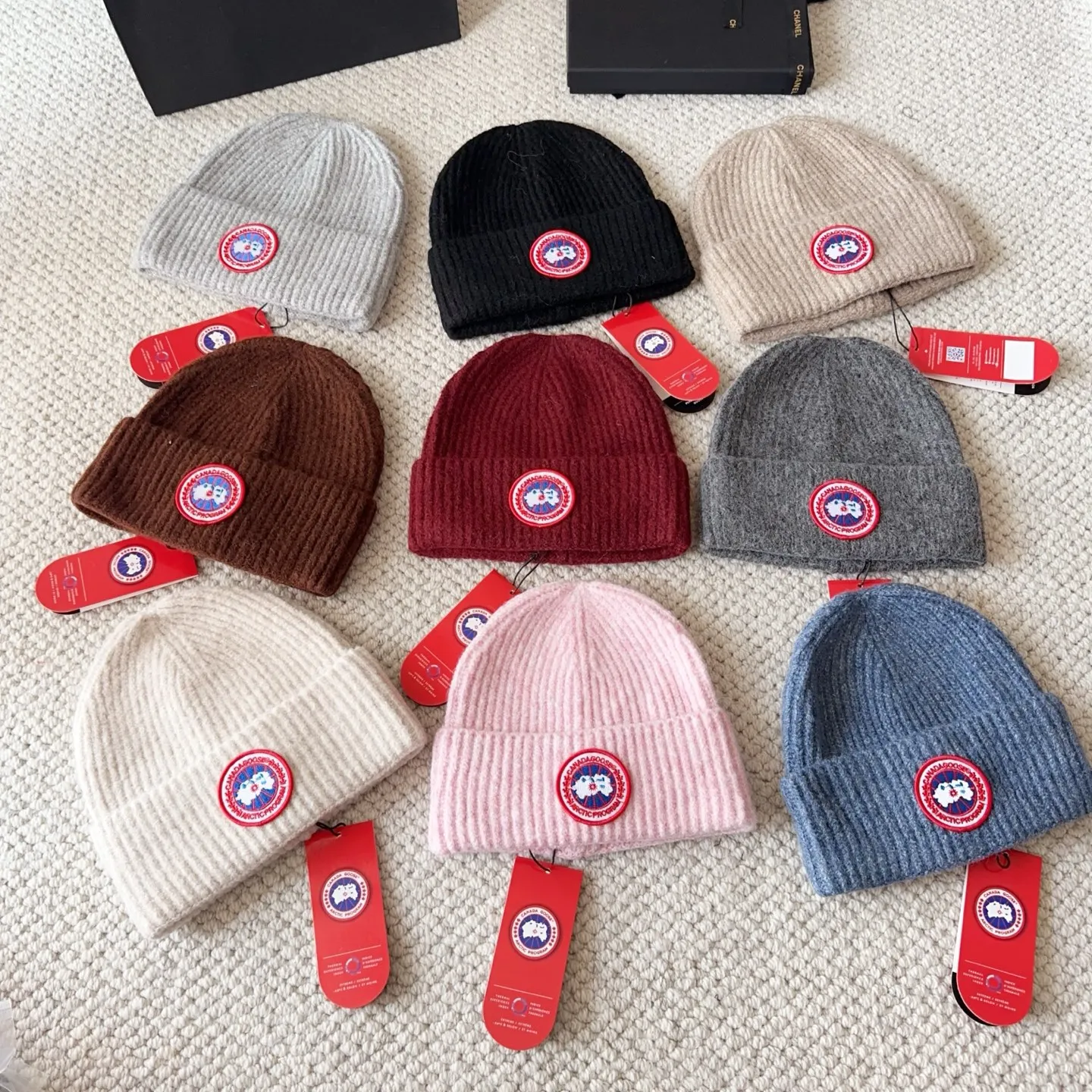 💰60 CANADA GOOSE Canada Goose winter warm cashmere cold hat. Rabbit wool material, thick feel, not easy to deform. Fashionable and versatile couple hat, imported embroidery logo, cashmere cotton yarn, sold in high quality three colors. Head circumference: 55-58cm available
